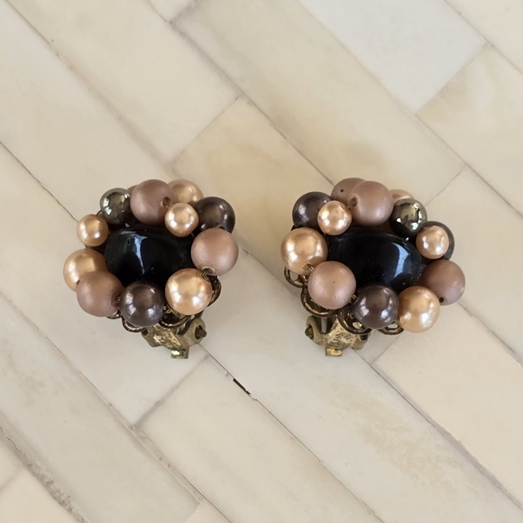 Vintage Mid Century Pearl Beaded Cluster Clip On Earrings Made in Japan - Picture 1 of 4